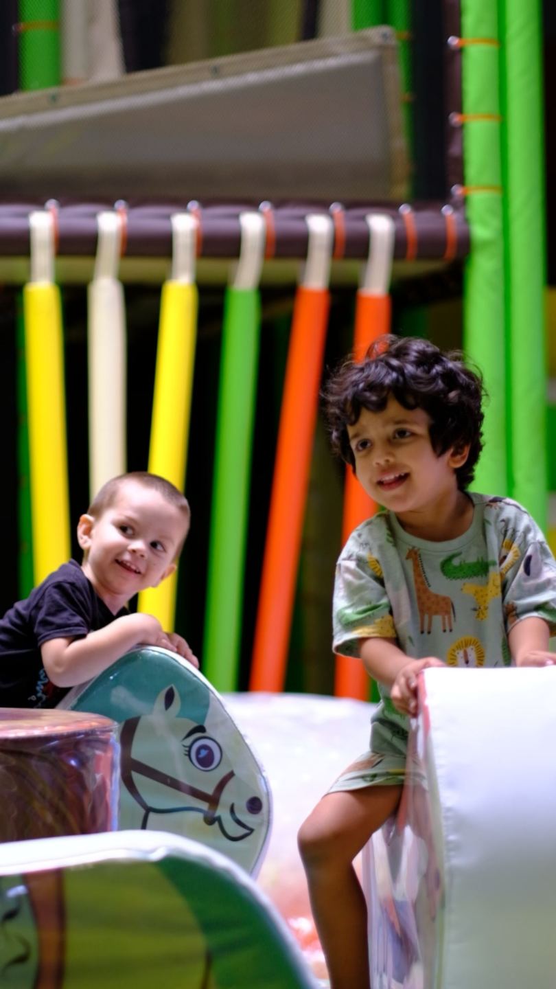 Enfant en train de dessiner dans l'espace créatif du parc 123 Soleil Kid's à Exincourt